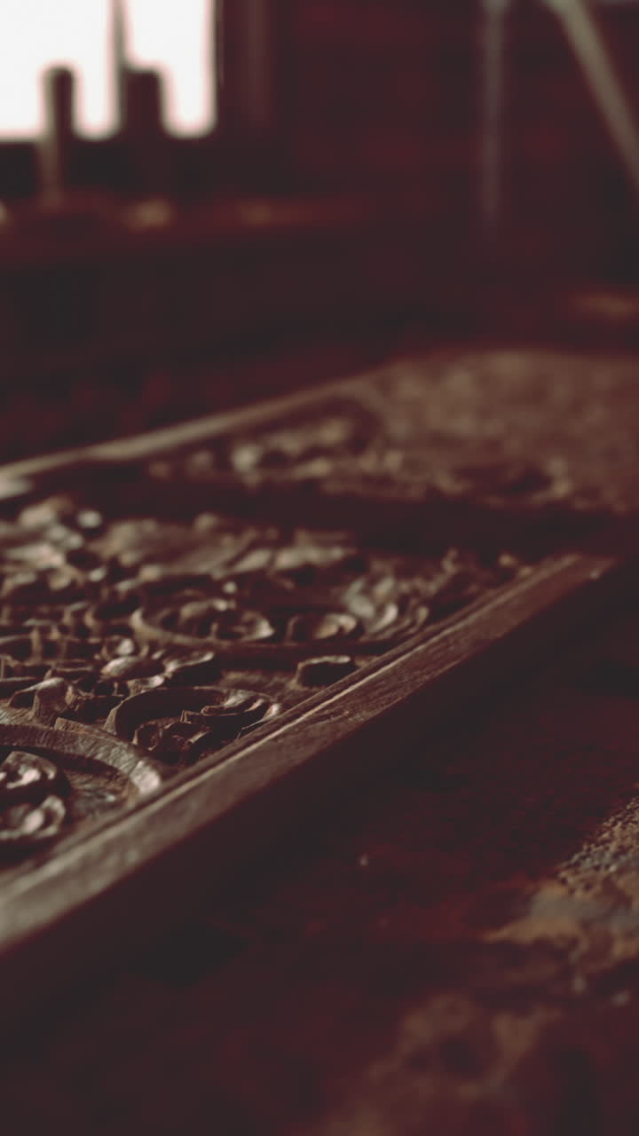 tallado intrincado de madera: la habilidad de un artesano