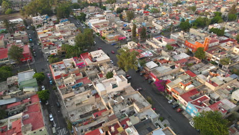 vista aérea de los pájaros de los techos de las casas y las carreteras en el vecindario de salvador díaz