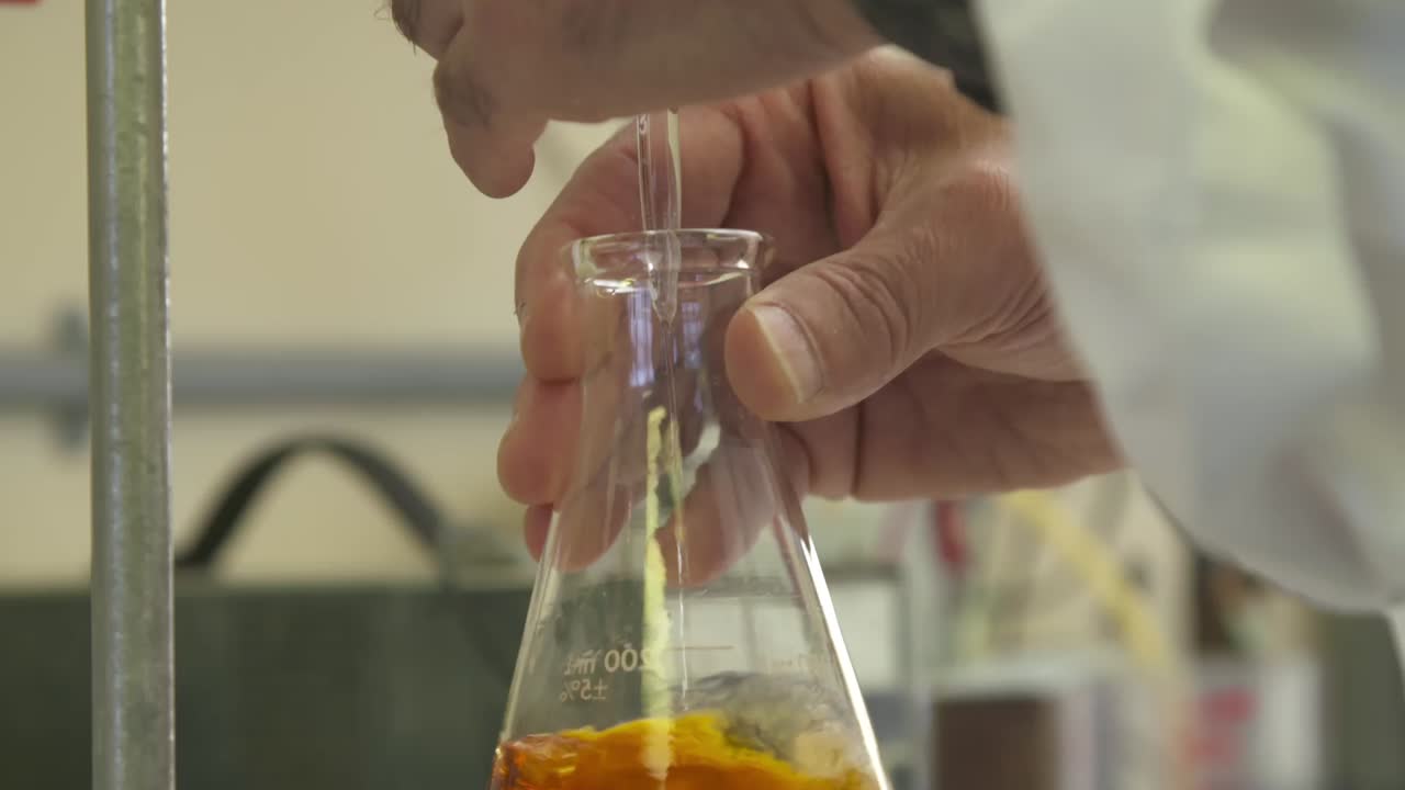 un químico mezclando un producto en el laboratorio