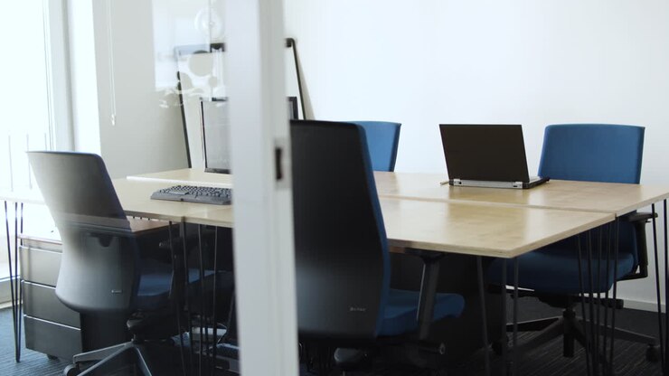 Sala riunioni vuota con computer e dati