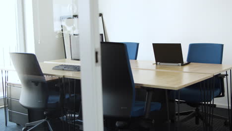 sala de reuniones vacía con computadora con datos