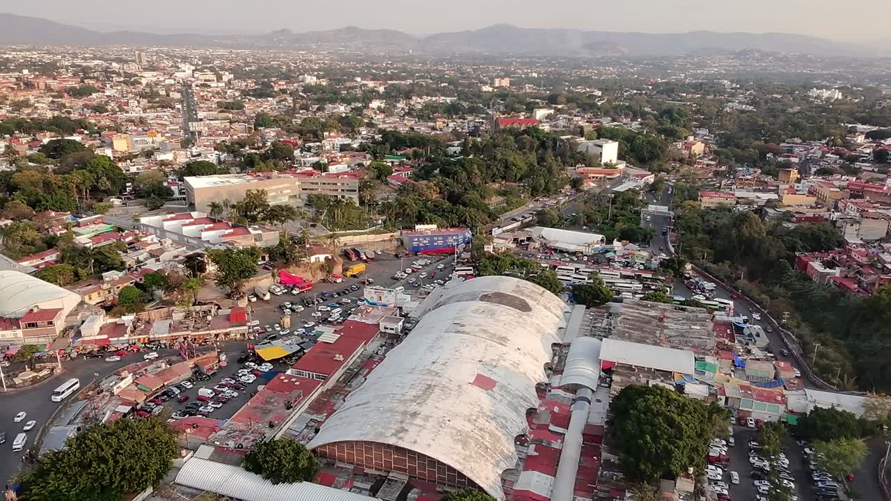 Vista aerea trafficata del Mercado Adolfo López a Cuernavaca, che mostra strade animate.