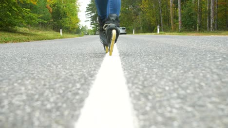 Junges-Mädchen-Mit-Inline-skates-Auf-Der-Straße,-Das-Spaß-Hat