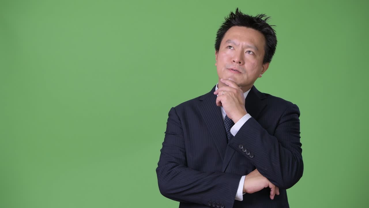 녹색 배경에 성숙한 일본 사업가