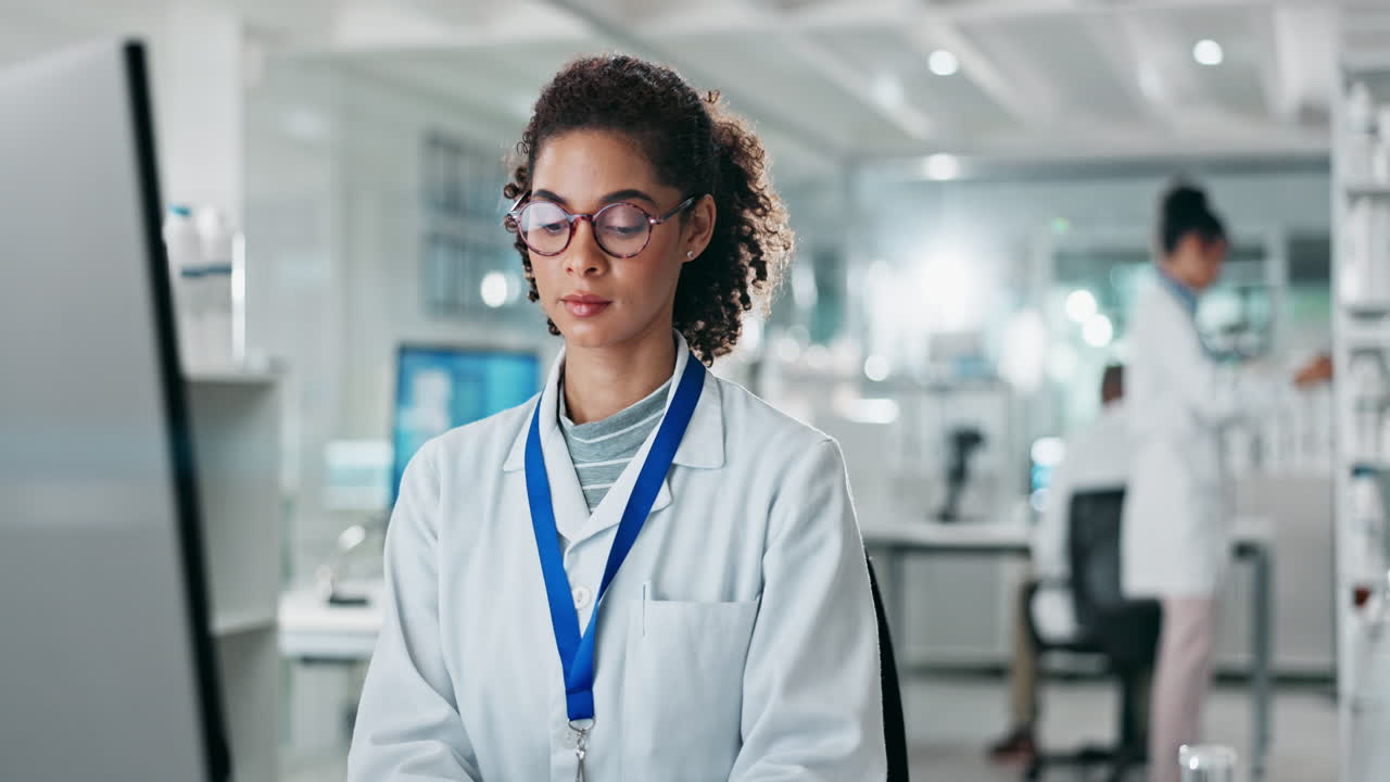 Les scientifiques dans un laboratoire