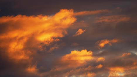 colores de la iluminación del atardecer en las nubes oscuras
