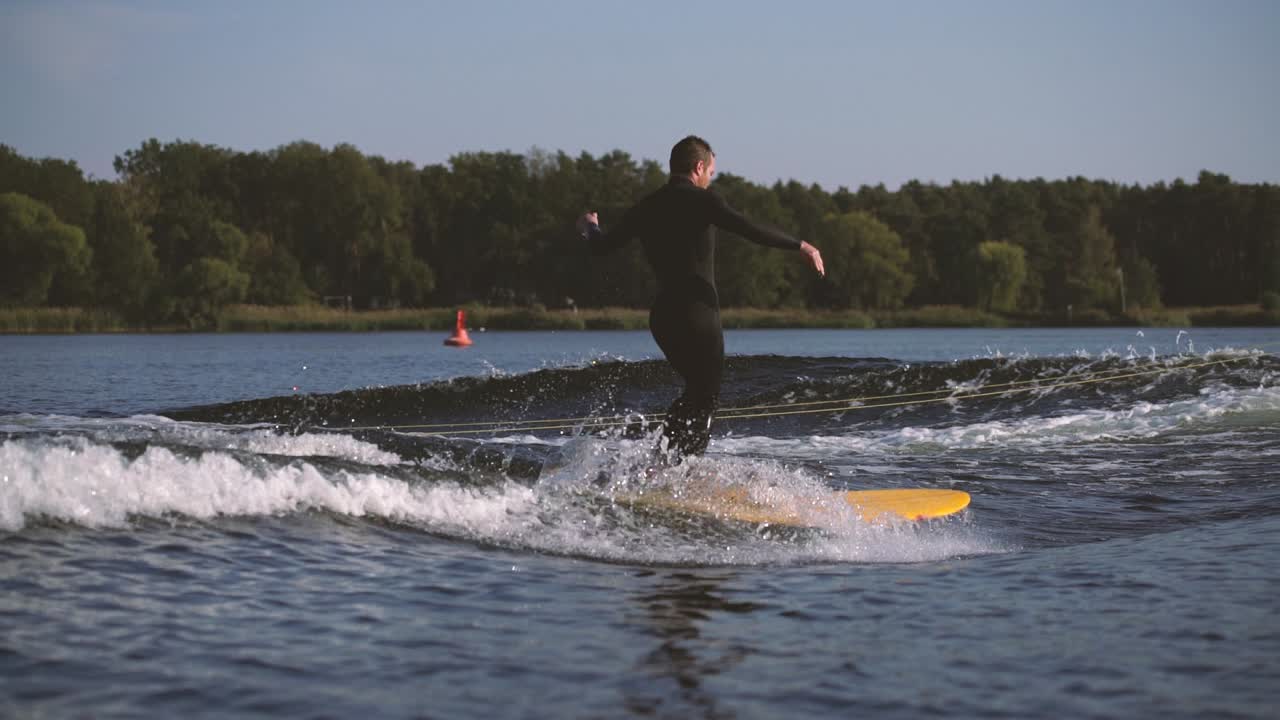 surfer surf longboard en ola con paso cruzado y paseo en nariz detrás de un bote en cámara lenta-1