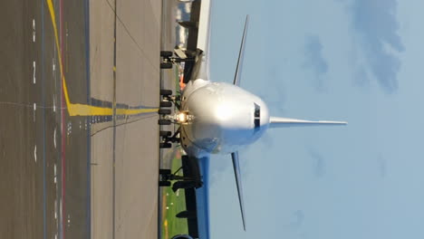 Vista-Frontal-De-Video-Vertical-Del-Pesado-Avión-Boeing-747-Jumbo-En-Rodaje