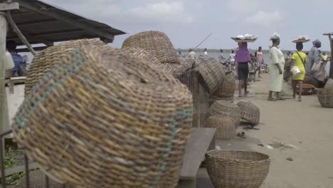 muelle de la orilla del río nigeria 01