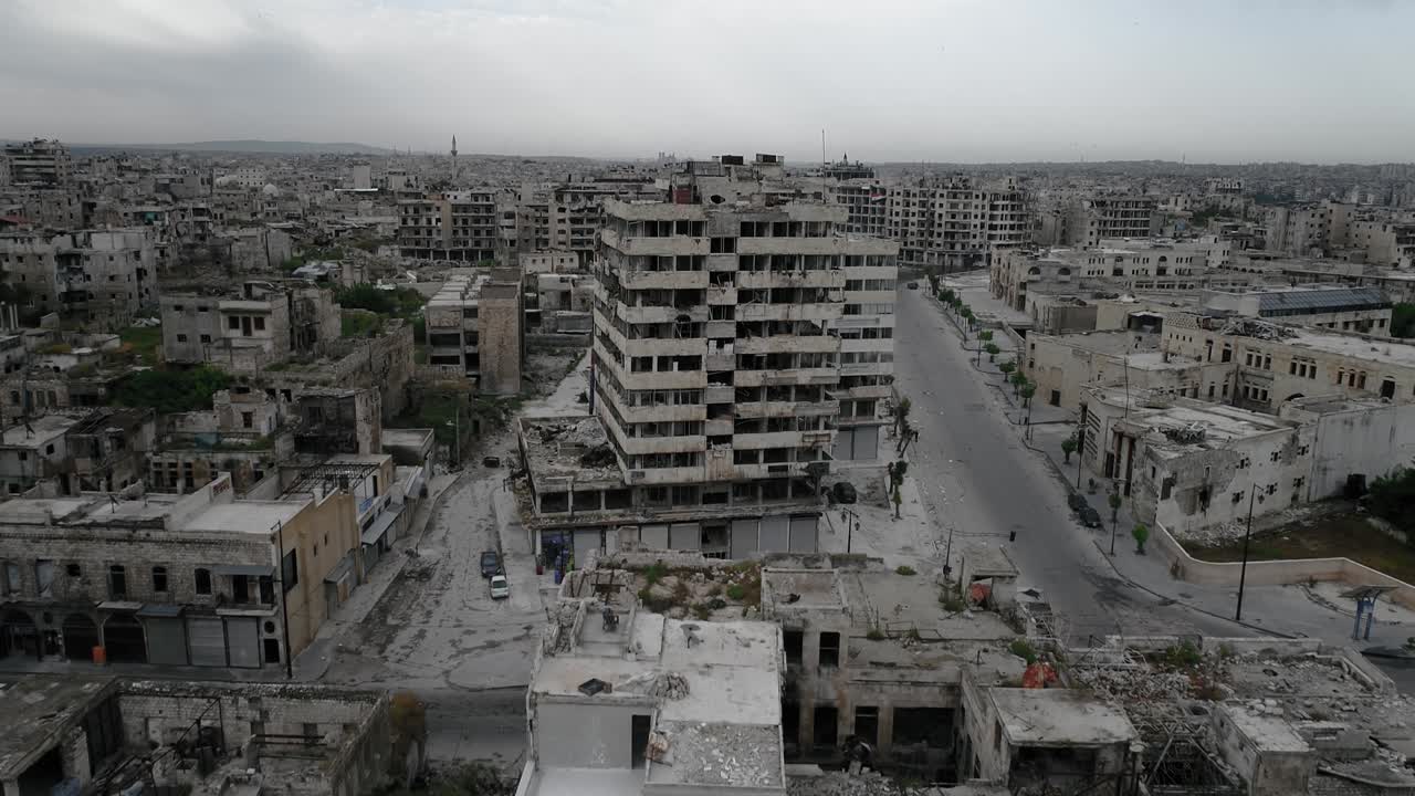 Drone che sorvola le strade vuote di Aleppo, Siria. Si possono vedere edifici in rovina anche 10 anni dopo la guerra civile 4K
