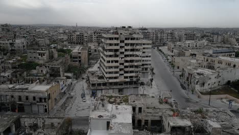 un dron volando sobre las calles vacías de alepo, siria, podemos ver edificios en ruinas incluso 10 años después de la guerra civil.
