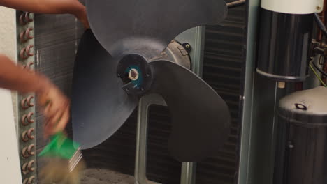 especialista en barrido de escombros en la unidad hvac