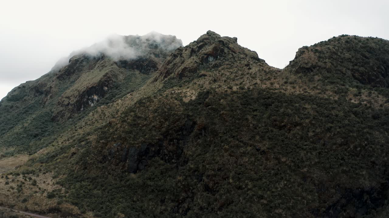 picos montañosos con finas nubes de niebla en la caminata de la reserva de coca de cayambe cerca de papallacta, ecuador