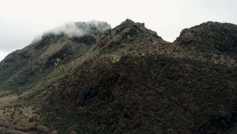 厄瓜多爾帕帕拉克塔附近的卡亞貝可卡保護區的山峰和薄霧雲