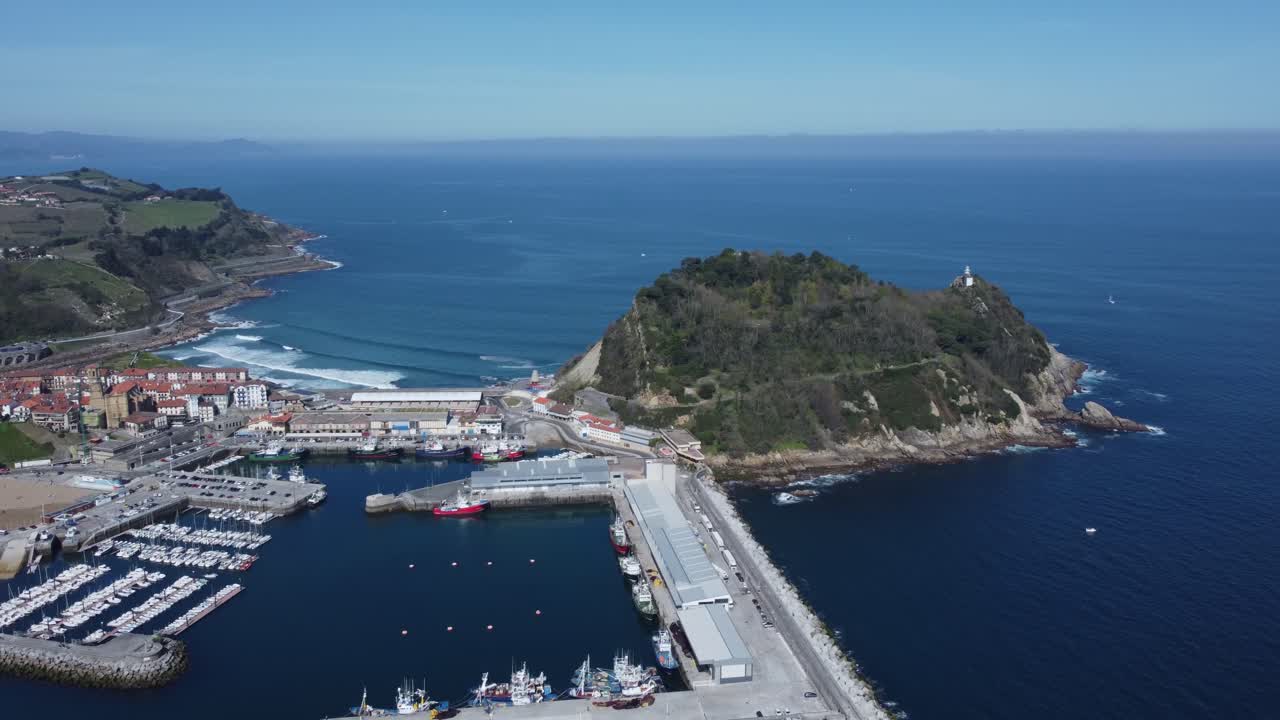 Porticciolo turistico riparato in una baia protetta sulla costa basca settentrionale della Spagna