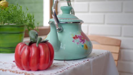 una tetera de té verde de menta en una mesa blanca