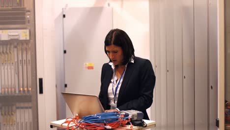 técnico trabajando en una computadora portátil