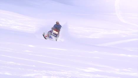 콜로라도의 영화적 상징인 에픽 패스 (iconic epic pass colorado) 에서 얼어붙는 스노우보더, 스노우모빌링, 폴라리스, 파우더, 신선한 눈, 초창기 푸른 새, 아침, 놀라운 아름다움, 슈퍼 슬로 모션, 팬 모션.