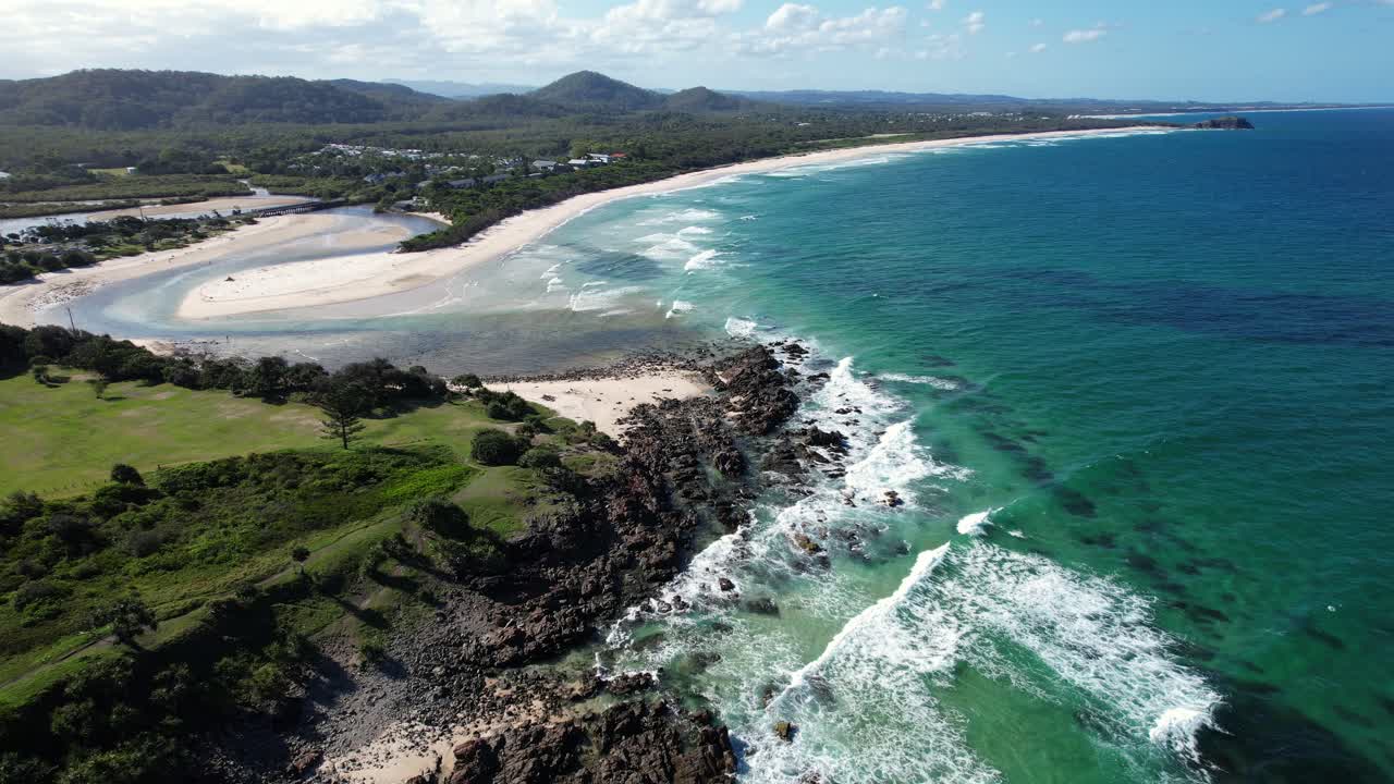 Vista aerea di Cudgera Creek e del paesaggio marino a Hastings Point, Nuovo Galles del Sud, Australia - Ripresa con drone