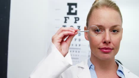 optometra mujer mirando a través de una lupa