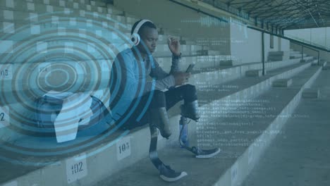 animación del procesamiento de datos sobre un atleta masculino discapacitado que usa un teléfono inteligente con auriculares puestos