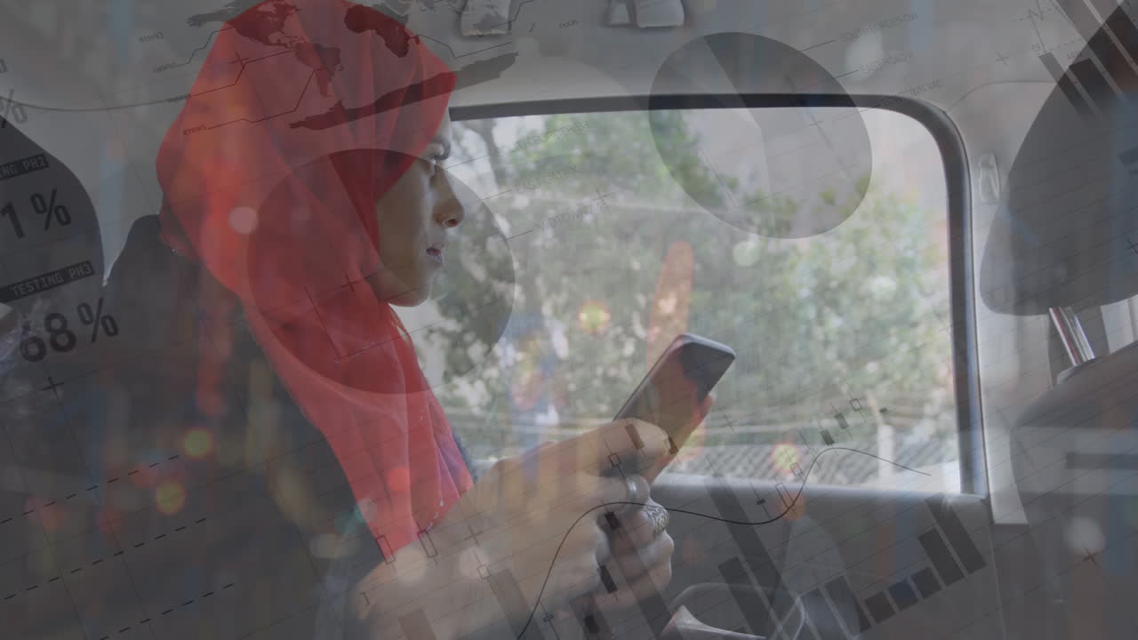 animación del procesamiento de datos sobre una mujer biracial usando un teléfono inteligente