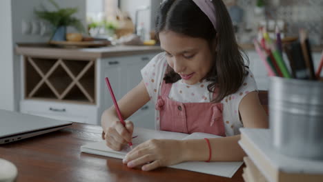 niña haciendo la tarea en casa.