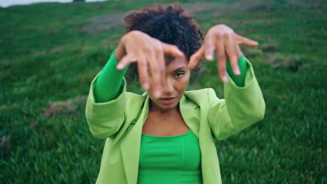 professionele meisje danser bewegende handen uitvoering stijl op gras close-up verticaal