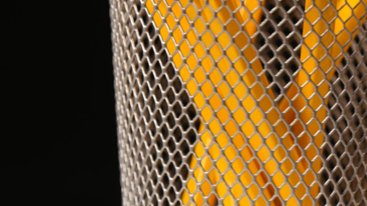 girar los lápices amarillos en el estuche del lápiz