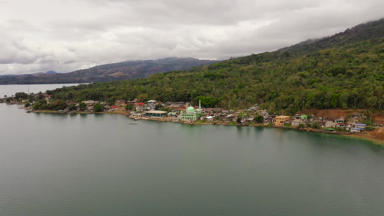 mezquita en la orilla del lago lanao. lanao del sur, filipinas