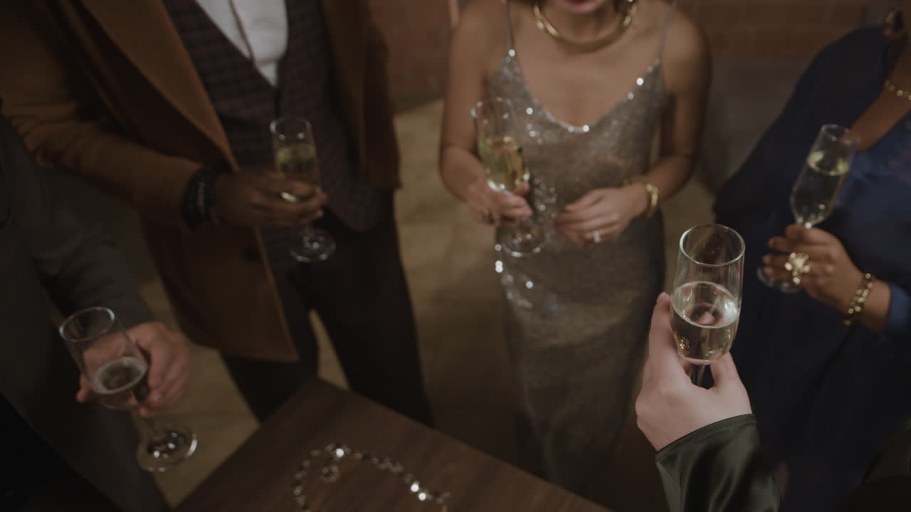 페인 을 마시며 토스 하는 사람 들 의 모임