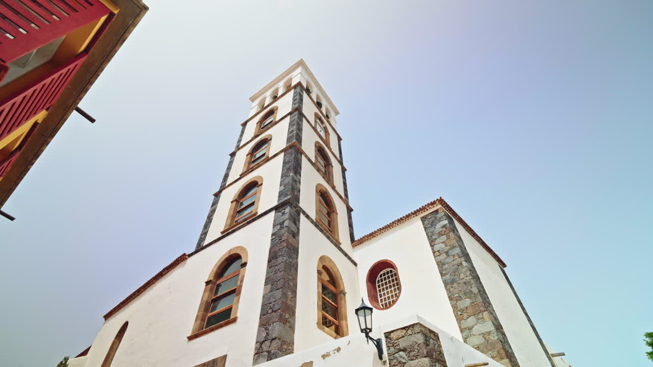 панорамный вид на церковь санта-анны на тенерифе, канарские острова, испания.