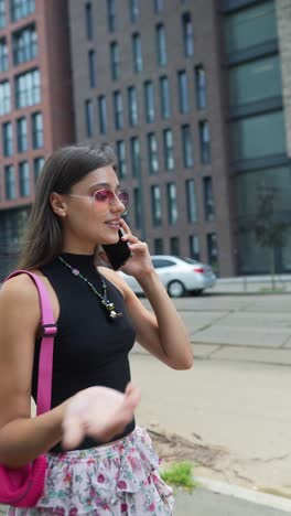 joven en el teléfono en la ciudad