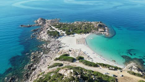 playa de punta molentis y península en villasimius, cerdeña - antena 4k inclinada hacia abajo