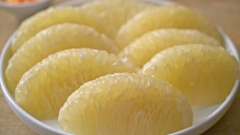 Fresh-peeled-pomelo,-grapefruit-or-shaddock-on-white-plate