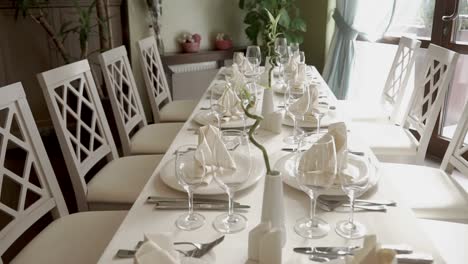 elegante puesta de la mesa de comedor