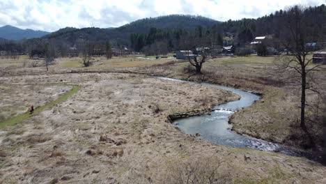 Valley-Cruises-Park,-North-Carolina,-Boone,-Mit-Fluss-Im-Schuss