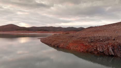 Reflejo-De-Agua-De-Un-Cielo-Nublado