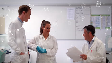 animación de moléculas que se mueven sobre diversos científicos en el laboratorio.