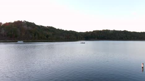 Umlaufbahn-Nach-Links-Um-Ein-Wendendes-Boot