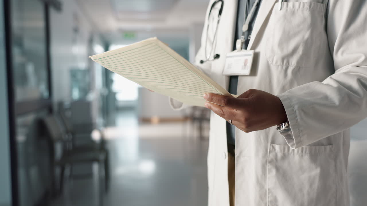 manos, expediente médico y médico con resultados