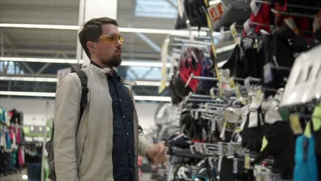 hombre comprando ropa deportiva en un centro comercial