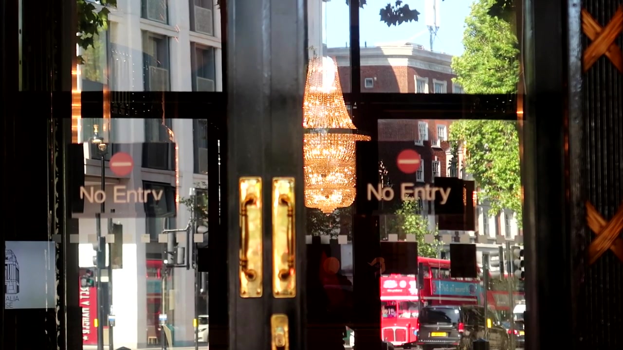 Porte chiuse dell'Alta Commissione Australiana con grandi lampade all'interno, Londra.