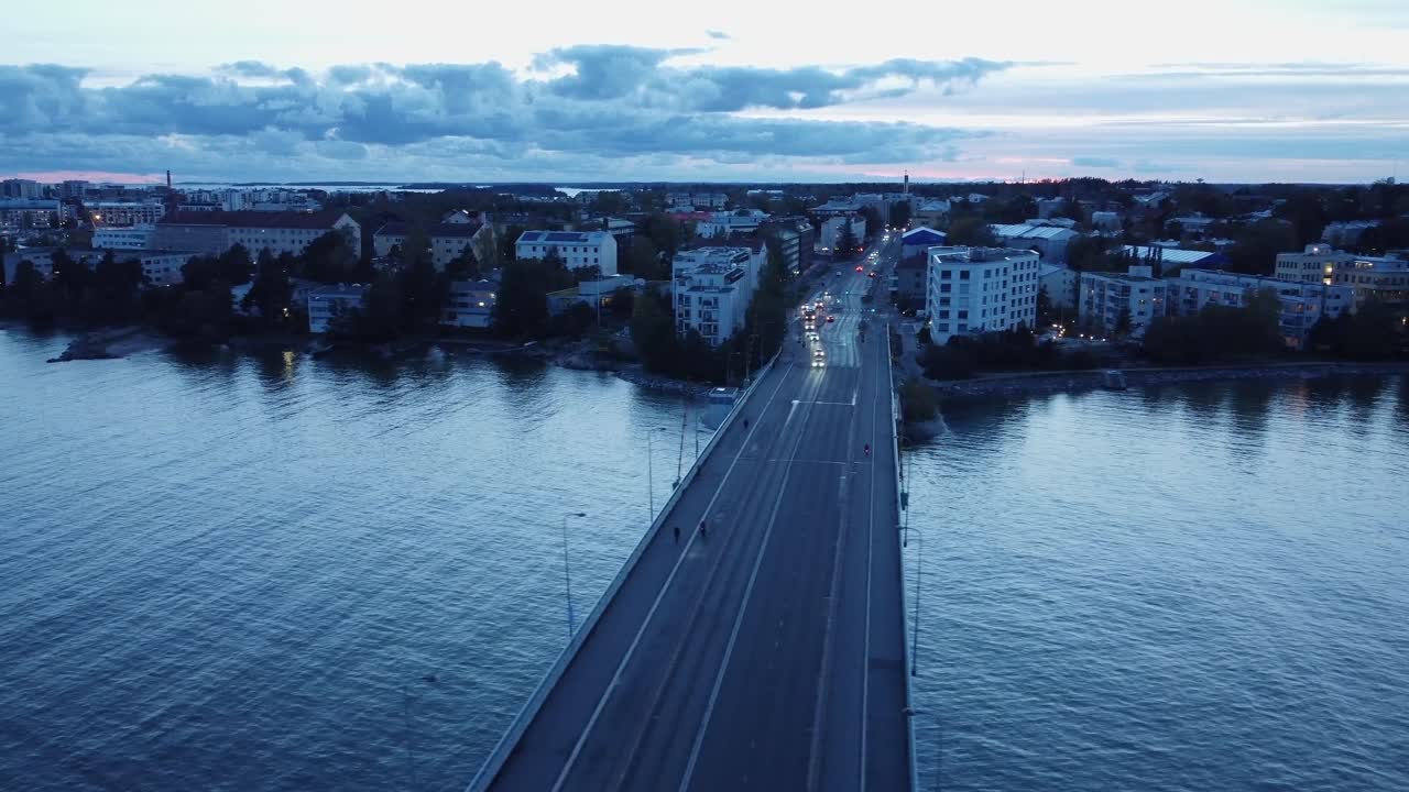 Cavalcavia cittadino a più corsie al crepuscolo con luce blu, Helsinki, Finlandia