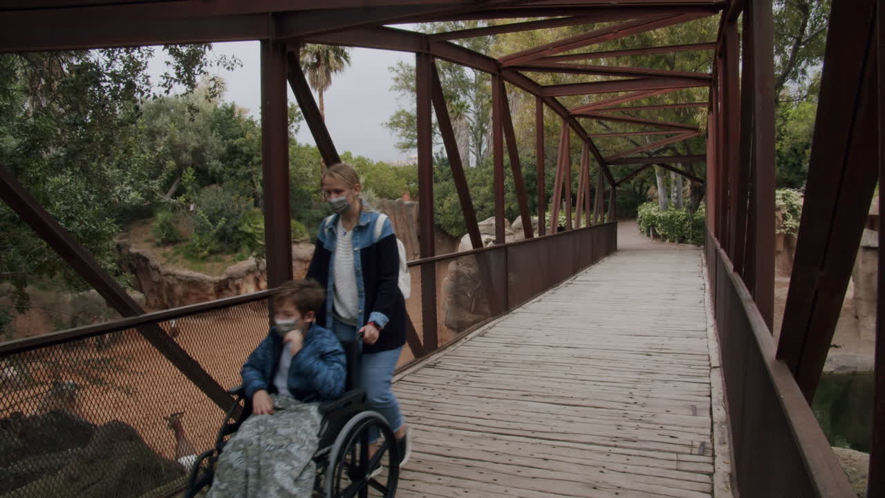 madre con hijo discapacitado explorando el zoológico