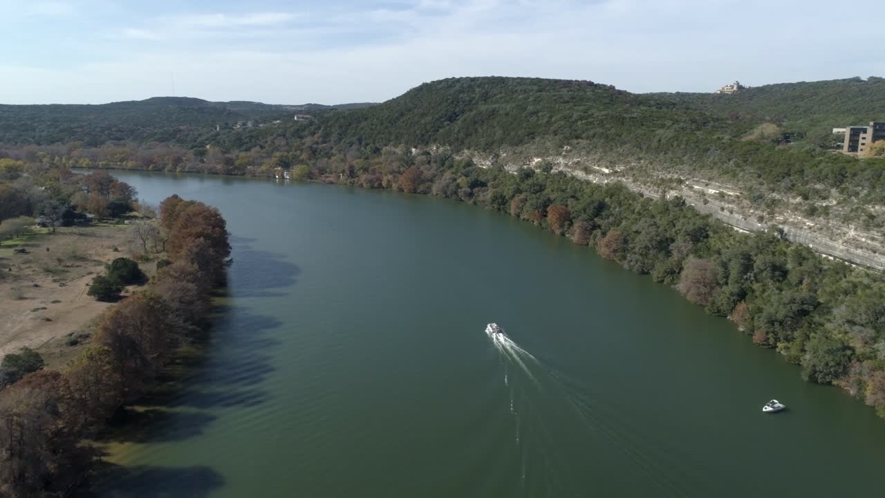 este video trata sobre una vista aérea del lago austin en un día soleado en austin, texas