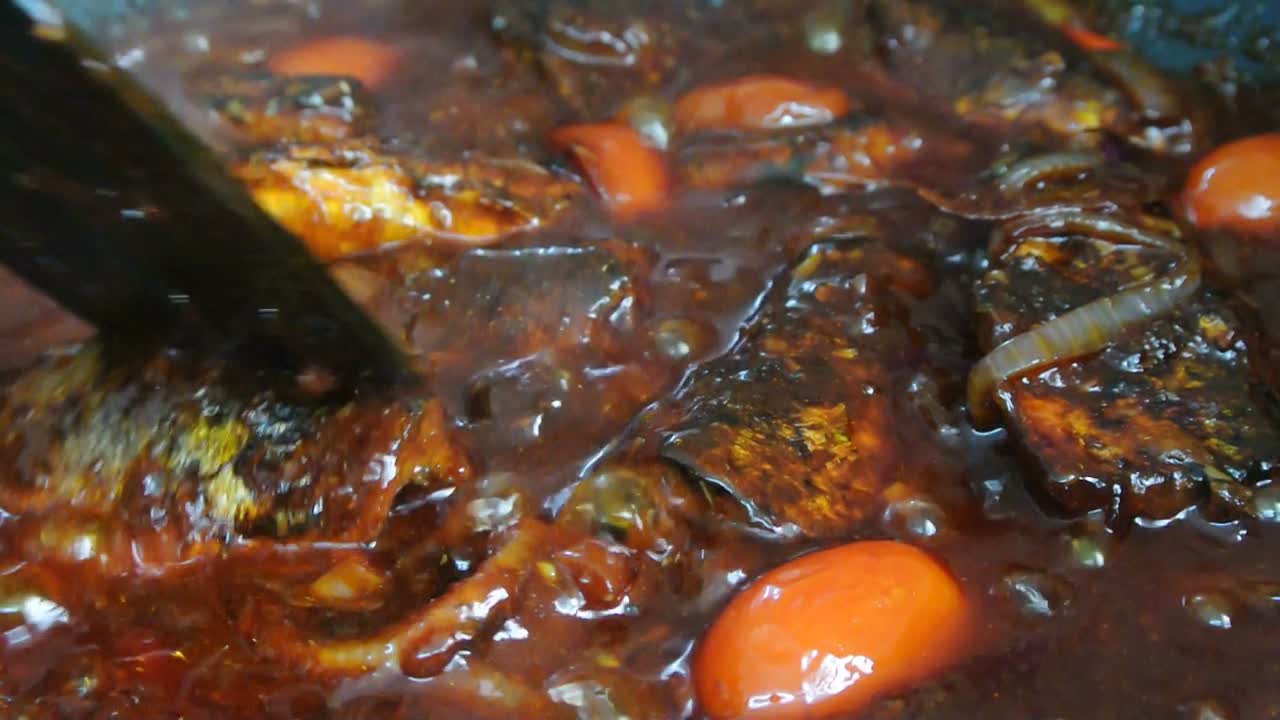 sardinas enlatadas en salsa de soja frita