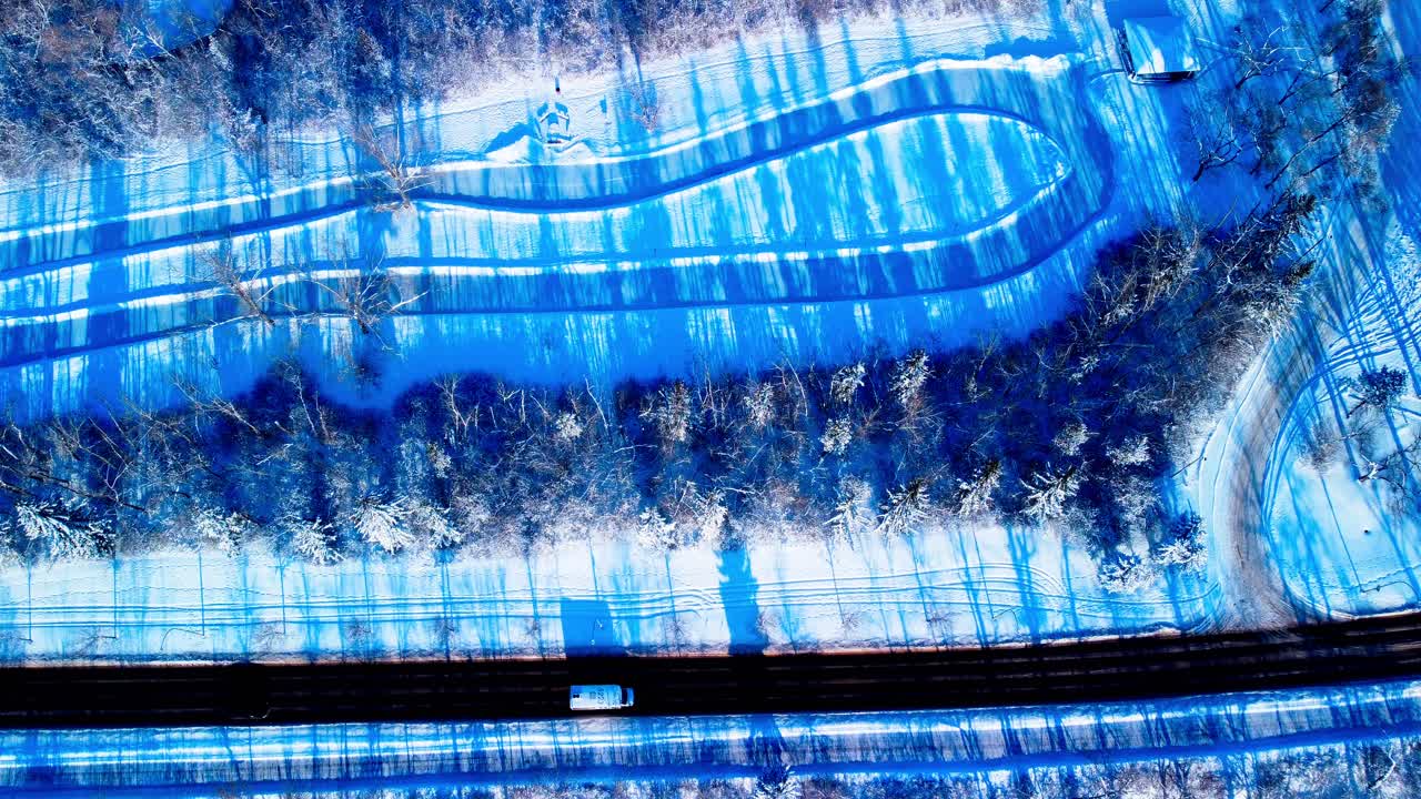 눈으로 뒤덮인 공원 뒷골목 옆길에 눈이 덮힌 길