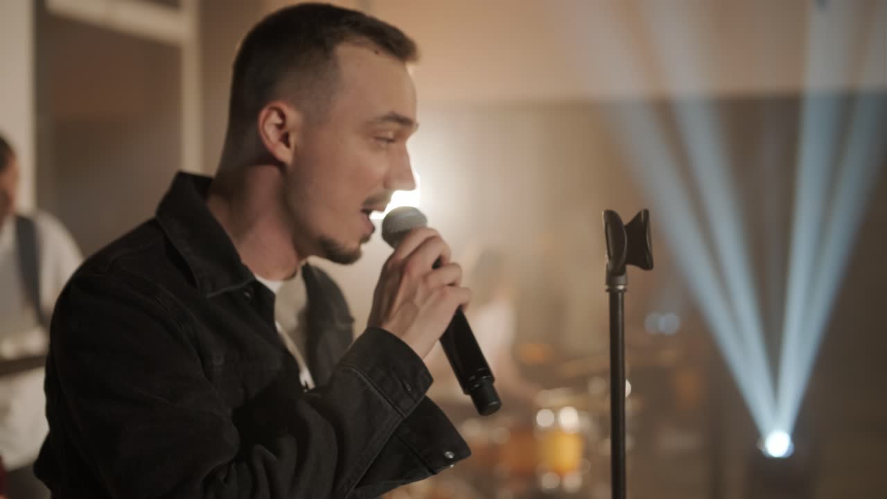 가수, 베이시스트, 피아니스트, 드러머, 기타리스트와 함께 라이브 밴드 공연