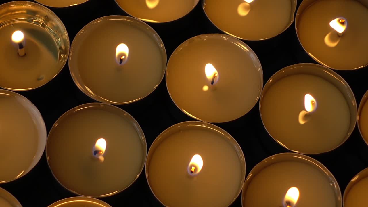 Candele su sfondo nero
